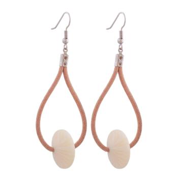 Preview: Ohrhaken Ohrhänger Ohrringe 80mm Lederriemen natur mit Kunststoffperle Rad creméfarben