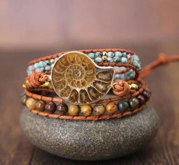 Ammoniten-Fossil & Jaspis Wickelarmband aus Leder – Boho Stil