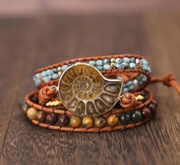 Ammoniten-Fossil & Jaspis Wickelarmband aus Leder – Boho Stil