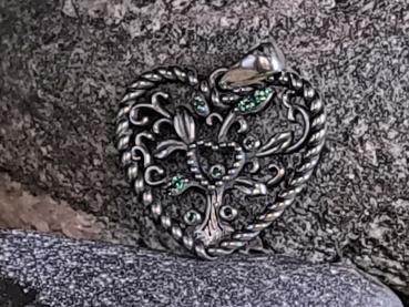 Herz im Herz Anhänger aus 925 Sterlingsilber mit grünen Ziersteinen