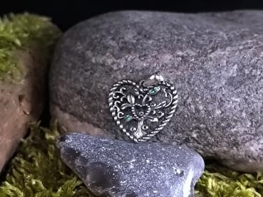 Preview: Herz im Herz Anhänger aus 925 Sterlingsilber mit grünen Ziersteinen