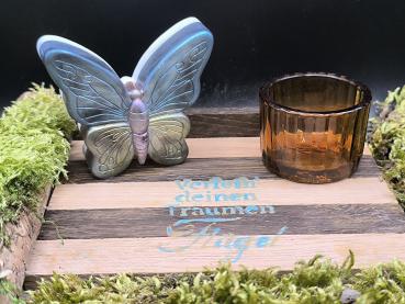 Teelichthalter Schmetterling „Verleih deinen Träumen Flügel“ – Räuchereiche, braunes Glas, Raysin & Epoxidharz