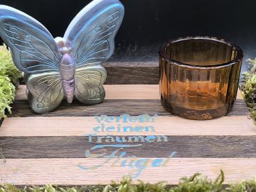 Teelichthalter Schmetterling „Verleih deinen Träumen Flügel“ – Räuchereiche, braunes Glas, Raysin & Epoxidharz