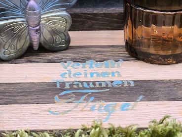 Teelichthalter Schmetterling „Verleih deinen Träumen Flügel“ – Räuchereiche, braunes Glas, Raysin & Epoxidharz