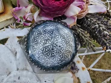 Energiestein in Rosenschliffoptik: "Blume des Lebens"