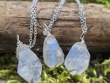 Preview: rauer Regenbogen-Mondstein mit 60 cm Ankerkette aus 925er Silber