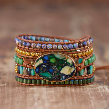 Grünes Wickelarmband mit Naturstein – Boho Lederarmband mit zentralem Stein