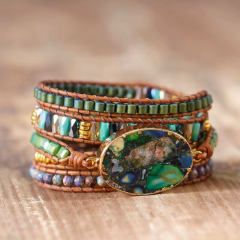 Preview: Grünes Wickelarmband mit Naturstein – Boho Lederarmband mit zentralem Stein