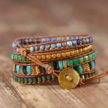 Preview: Grünes Wickelarmband mit Naturstein – Boho Lederarmband mit zentralem Stein