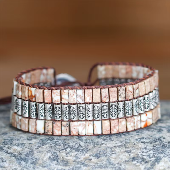 Manschettenarmband in Weiß mit Natursteinen – Boho Armreif mit Silber-Elementen