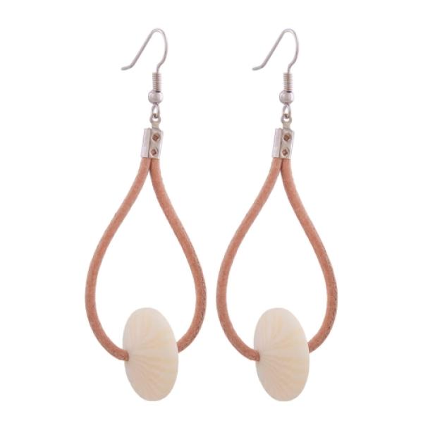 Ohrhaken Ohrhänger Ohrringe 80mm Lederriemen natur mit Kunststoffperle Rad creméfarben