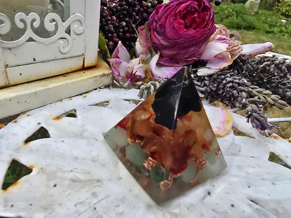 Orgonit Pyramide: "Sanftmut"