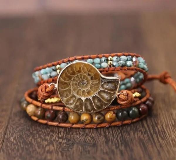 Ammoniten-Fossil & Jaspis Wickelarmband aus Leder – Boho Stil