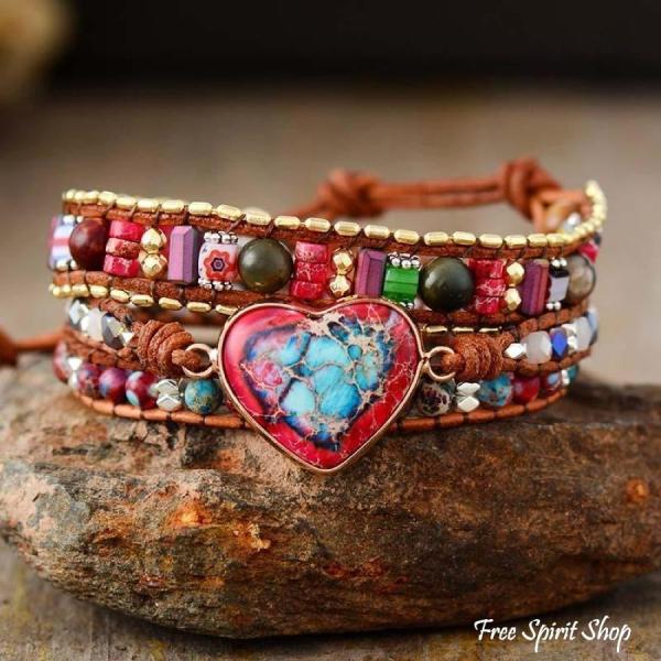 Handgefertigtes Wickelarmband mit gemischten Edelsteinen in Herzform
