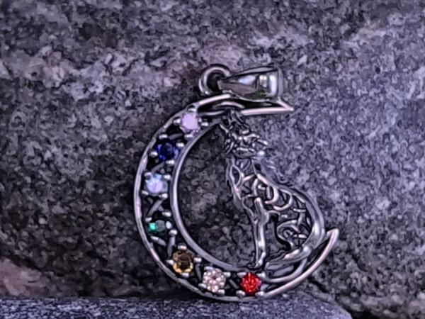 Keltischer Wolf Anhänger aus 925 Sterlingsilber mit sieben Chakrafarben