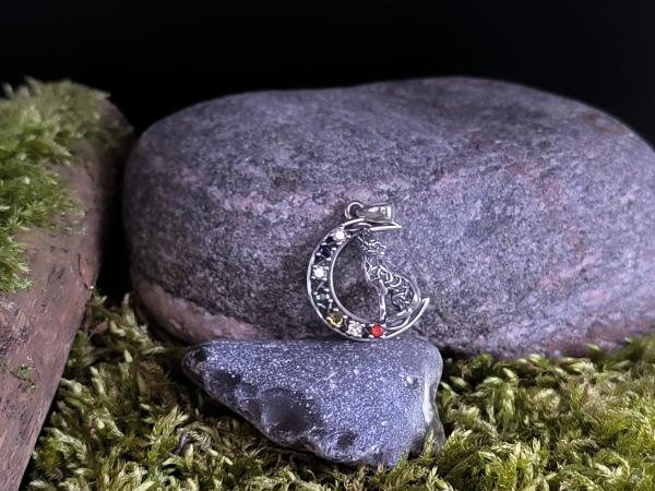 Keltischer Wolf Anhänger aus 925 Sterlingsilber mit sieben Chakrafarben