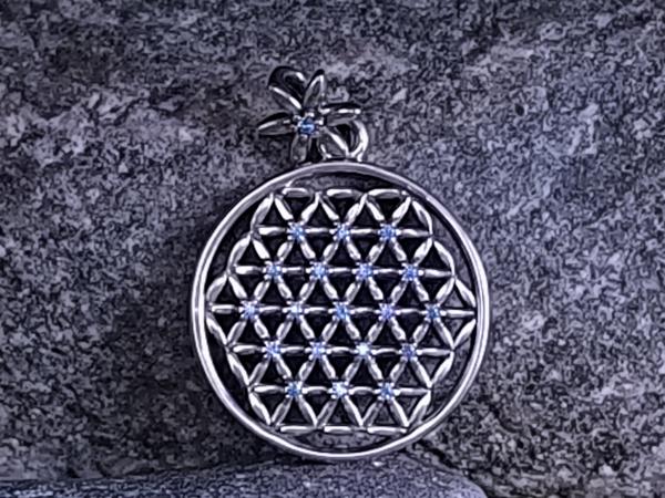 Blume des Lebens Anhänger aus 925 Sterlingsilber mit blauen Ziersteinen
