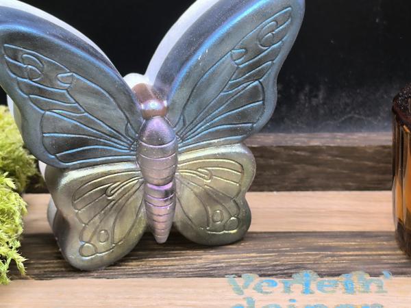 Teelichthalter Schmetterling „Verleih deinen Träumen Flügel“ – Räuchereiche, braunes Glas, Raysin & Epoxidharz