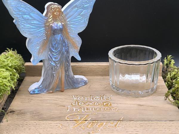 Teelichthalter Schmetterlingfrau „Verleih deinen Träumen Flügel“ – Eiche, Glas, Raysin & Epoxidharz