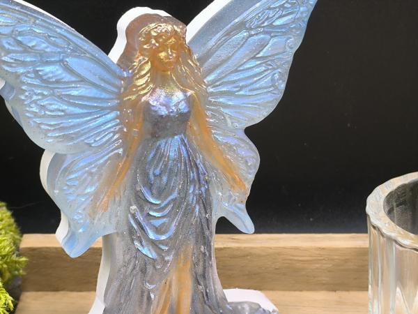 Teelichthalter Schmetterlingfrau „Verleih deinen Träumen Flügel“ – Eiche, Glas, Raysin & Epoxidharz