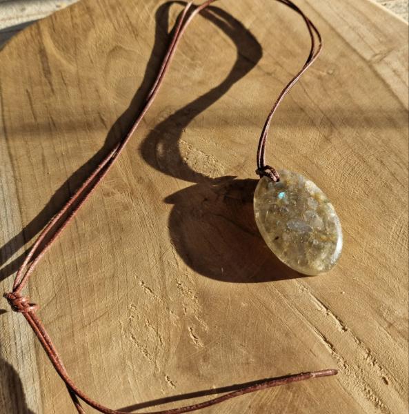 Anhänger mit Lederband
