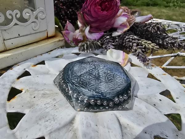 Energiestein in Rosenschliffoptik: "Blume des Lebens"