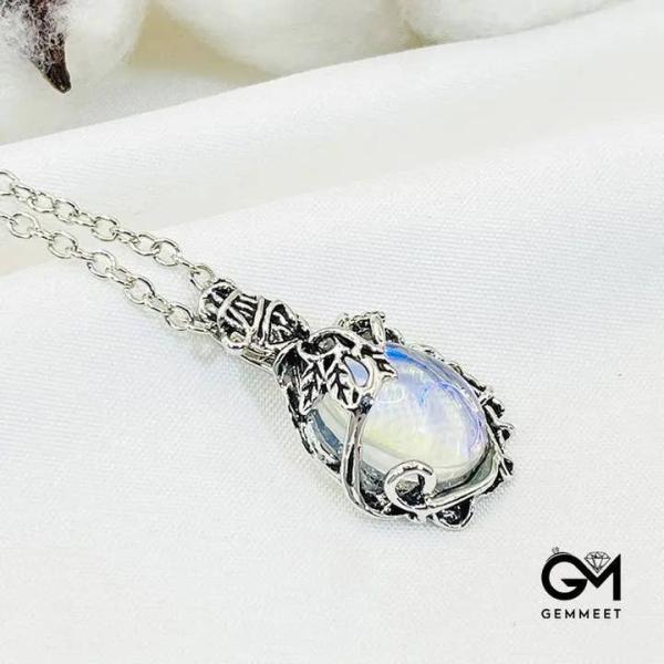 Halskette mit eingewickeltem Mondstein