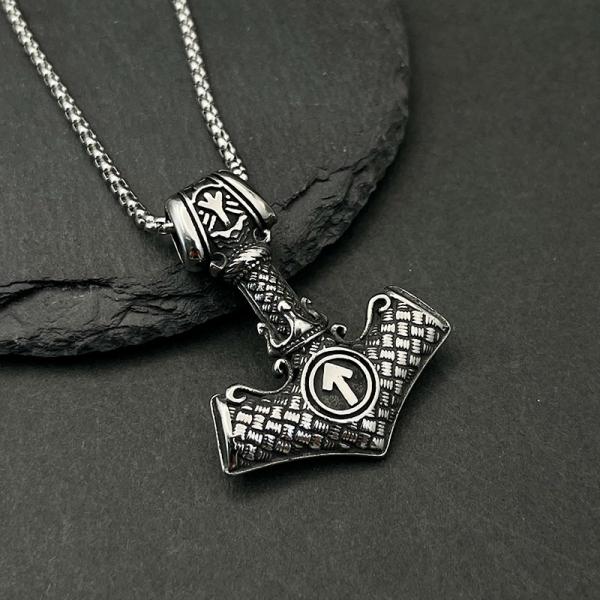 Halskette mit Hammer-Anhänger im Vintage-Stil