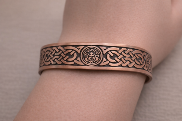 Kupferarmband Keltisches Knotenband mit Sonnenmedaillon – Verstellbar | 15 mm Breit | 46 g | 6 Magnete