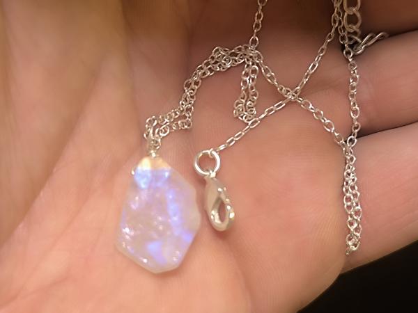 rauer Regenbogen-Mondstein mit 60 cm Ankerkette aus 925er Silber