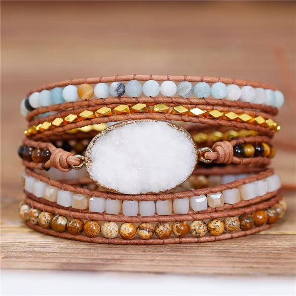 Manschettenarmband mit weißem Drusy Stein – Lederarmband im Boho Stil