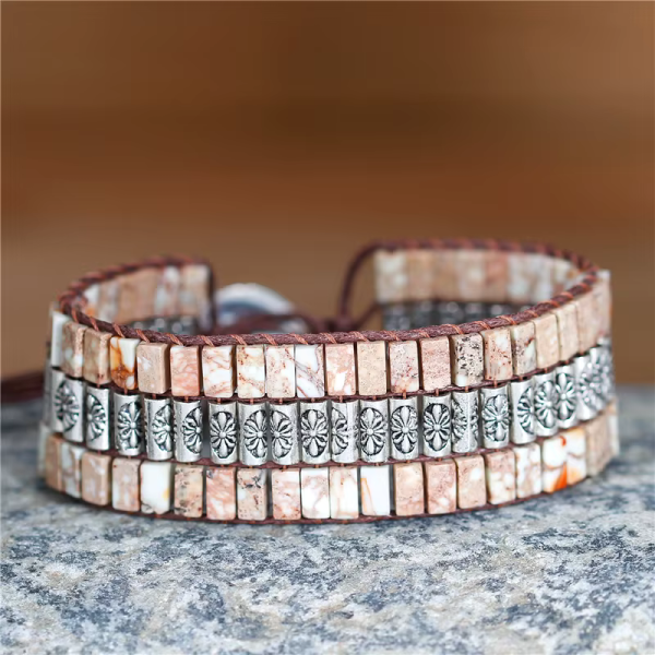 Manschettenarmband in Weiß mit Natursteinen – Boho Armreif mit Silber-Elementen