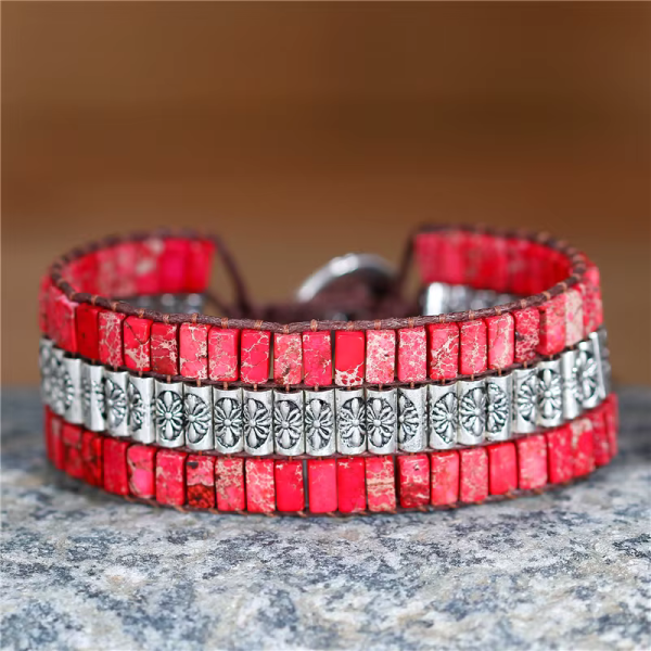 Manschettenarmband in Rot mit Naturstein – Boho Lederarmband mit warmer Ausstrahlung