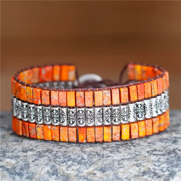 Manschettenarmband in Orange mit Natursteinen – Boho Lederarmband