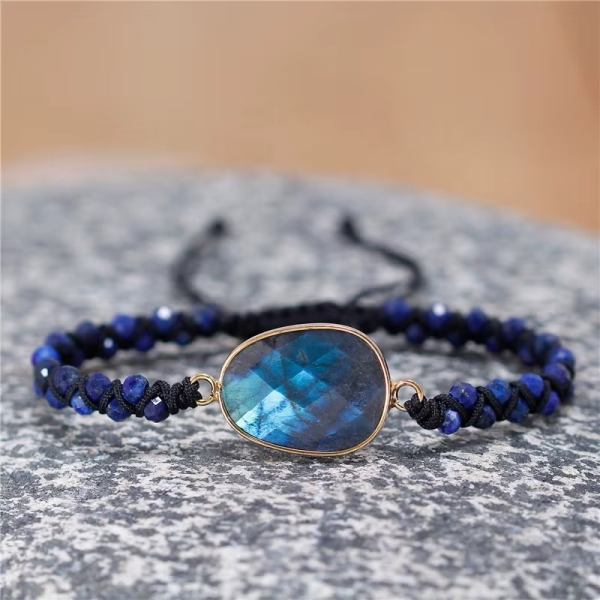 Verstellbares Perlenarmband mit blauem Labradorit – Makramee Armband