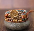 Ammoniten-Fossil & Jaspis Wickelarmband aus Leder – Boho Stil