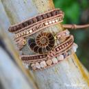 Wickelarmband mit Ammoniten-Fossil, Sonnenstein & Holzperlen