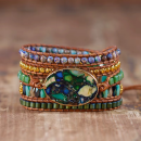 Grünes Wickelarmband mit Naturstein – Boho Lederarmband mit zentralem Stein