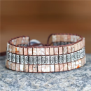 Manschettenarmband in Weiß mit Natursteinen – Boho Armreif mit Silber-Elementen