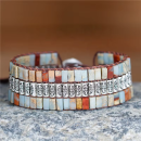 Mehrfarbiges Manschettenarmband mit Natursteinen – Boho Lederarmband